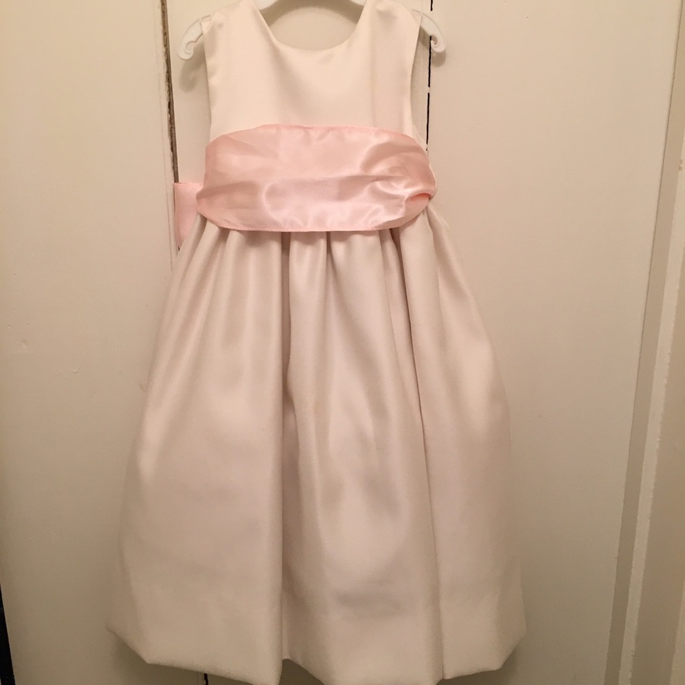 i cant seem to delete this listing 🤷‍♀️dress is not available